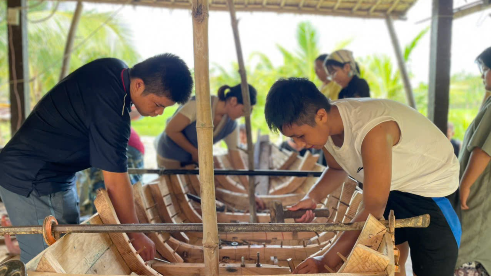 Class learns how to make a coracle
